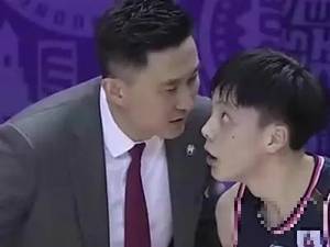 好歹也是FMVP了！杜锋在节目中表示现在不敢吃胡明轩了