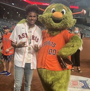 杰伦-格林现身休斯敦太空人主场 为棒球比赛开球