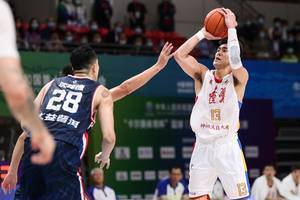 手感火烫！郭艾伦上半场10投8中独砍21分5篮板