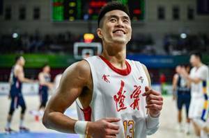 沈阳日报:辽篮小将俞泽辰决赛扮演奇兵 杨鸣夺冠后如释重负