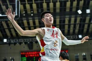 沈阳日报:辽篮小将俞泽辰决赛扮演奇兵 杨鸣夺冠后如释重负