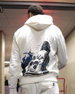 致敬Goat！拉文身穿乔丹印花卫衣入场