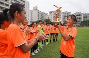 踢出大山——山区女孩王佳月登上欧国联决赛现场大屏