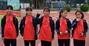 踢出大山——山区女孩王佳月登上欧国联决赛现场大屏