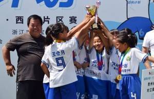 踢出大山——山区女孩王佳月登上欧国联决赛现场大屏