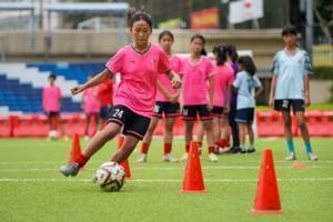 踢出大山——山区女孩王佳月登上欧国联决赛现场大屏