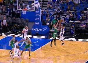 魔术球员道丁面对防守强行出手中投 绝杀凯尔特人