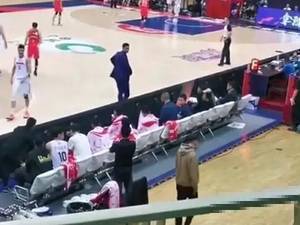 像极了小时候被老师叫出教室！汤杰比赛期间玩手机被杜锋赶出球场