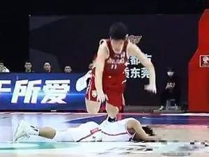 大哥，我太高了真没看见你哈哈！余嘉豪一路小跑没看见赵睿被其绊倒