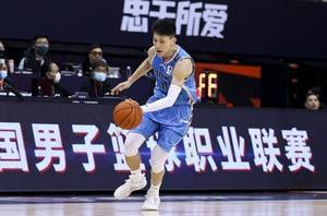 宋翔:刘晓宇初步诊断为普通崴脚 目前有点肿&但问题不大