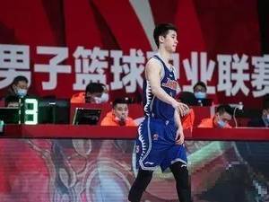 未来之星！上海俩小将李添荣长传助攻郭昊文双手劈扣