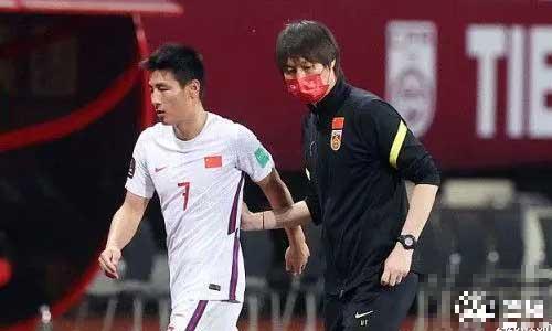 黄健翔开炮李铁：输球从没有承担责任，贾秀全比他爷们