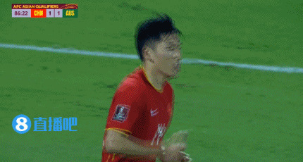 吴兴涵精彩边路突破后传中，朱辰杰后点头球没够到
