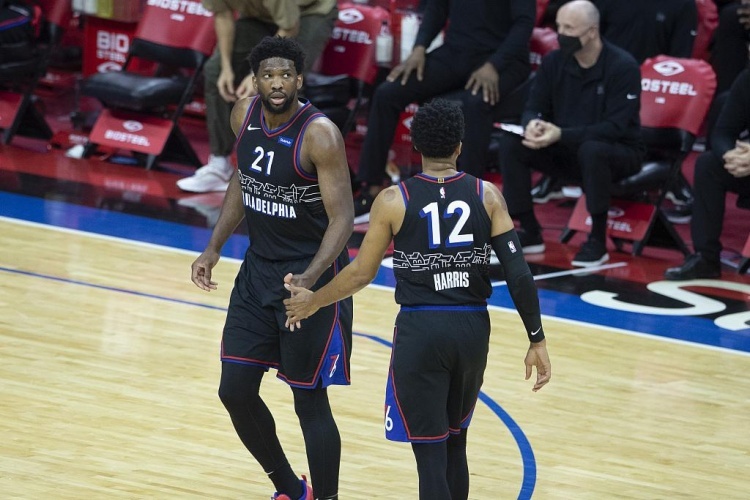 恩比德调侃哈里斯:在NBA都打了30年了才拿生涯首个三双