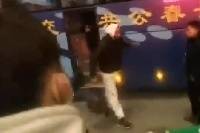 🎥赛后有辽宁球迷守在广东大巴车前 朝着威姆斯大喊&ldquo;nigger&rdquo;