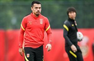 李可发推怼网络喷子:很多人大肆辱骂球员,却连球都不踢
